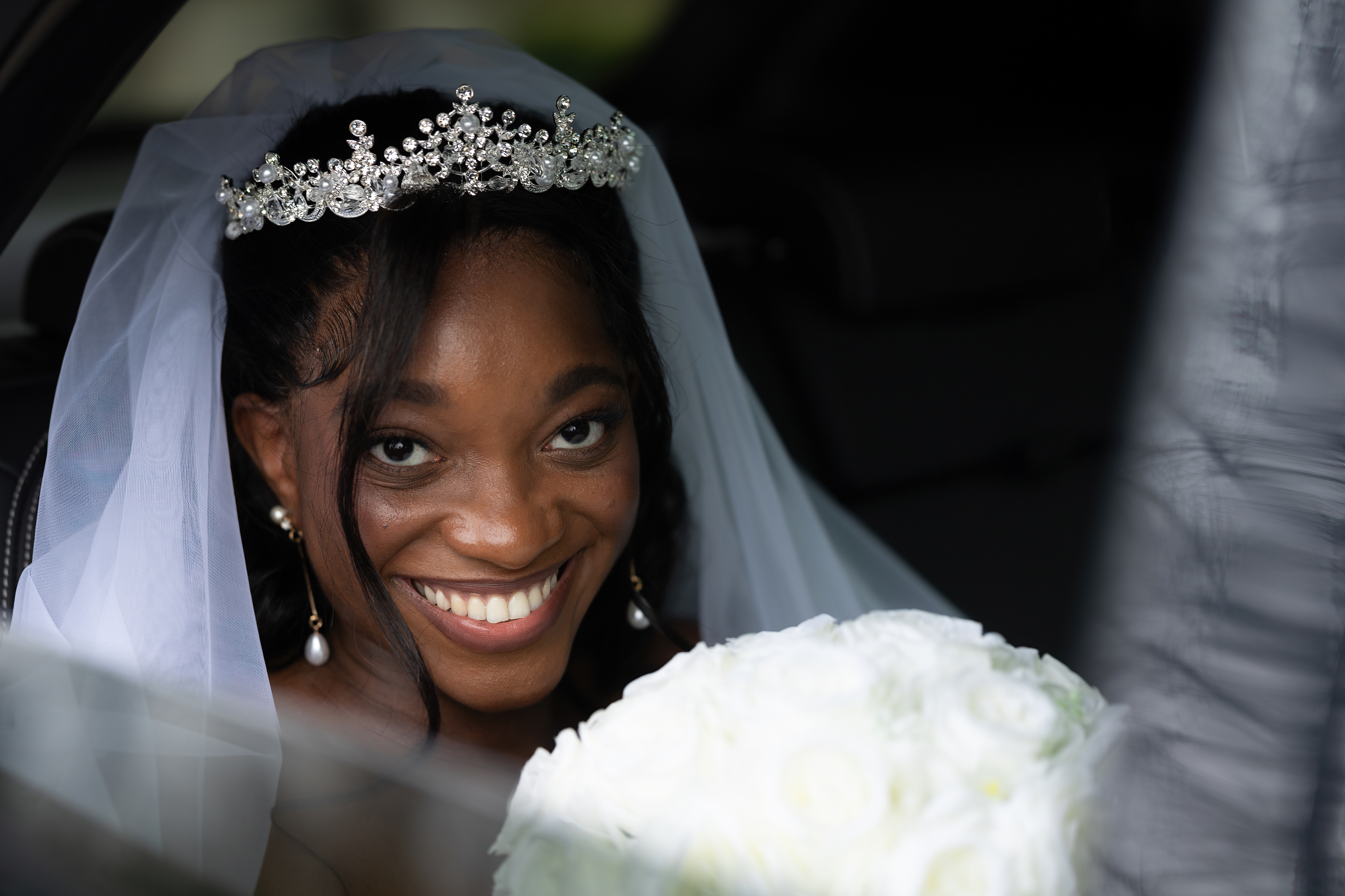The Bride arrives in the wedding car 